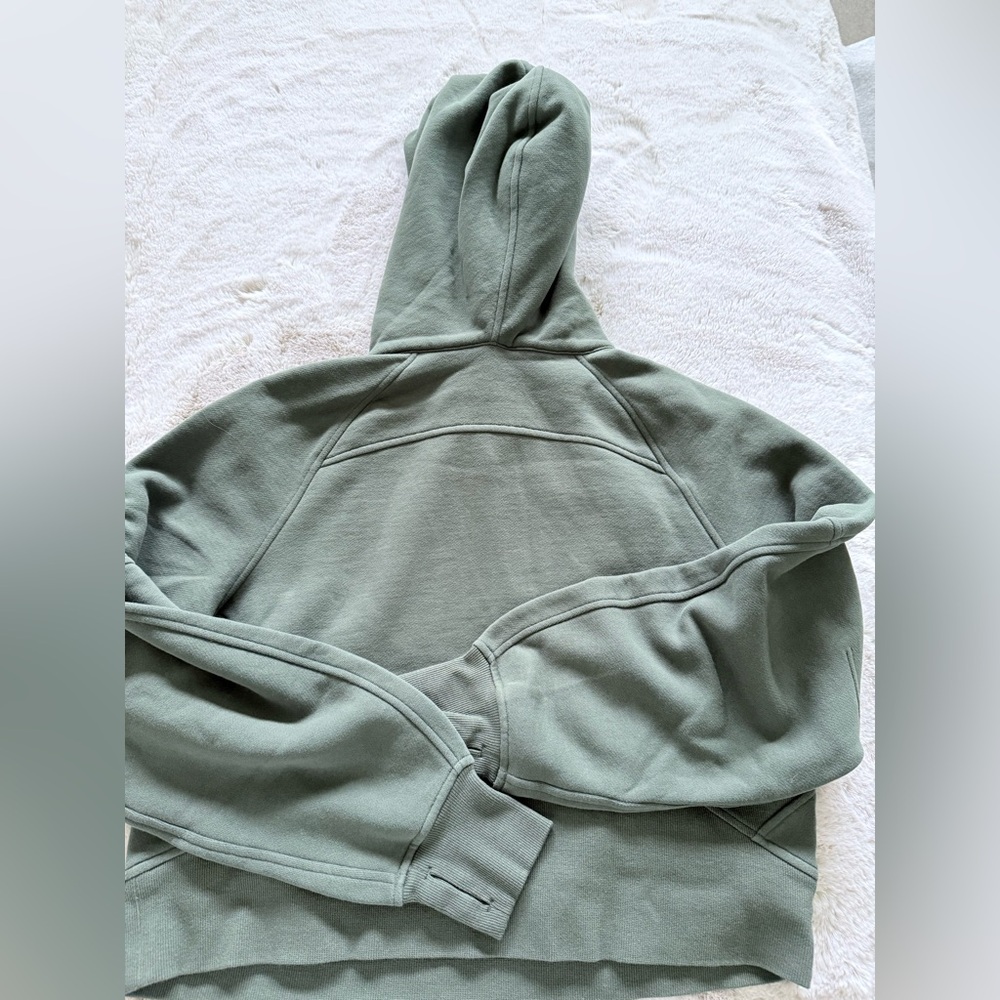 lululemon athletica women’s Turtleneck in Slate Blue. Preworn cropped sweatshirt